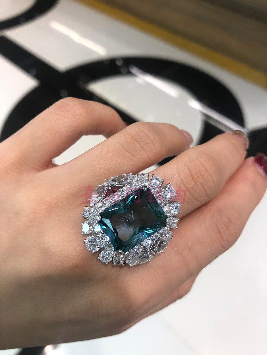 香港西班牙皇室珠宝arte艾尔蒂纯银镶嵌巨型海藻绿方型晶钻戒指