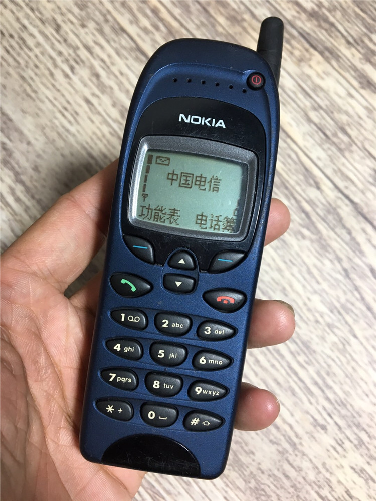 经典的8310,外观精致,小巧易用,还是诺基亚第一款支持gprs的手机8810