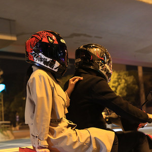 头盔男摩托车个性酷机车图片