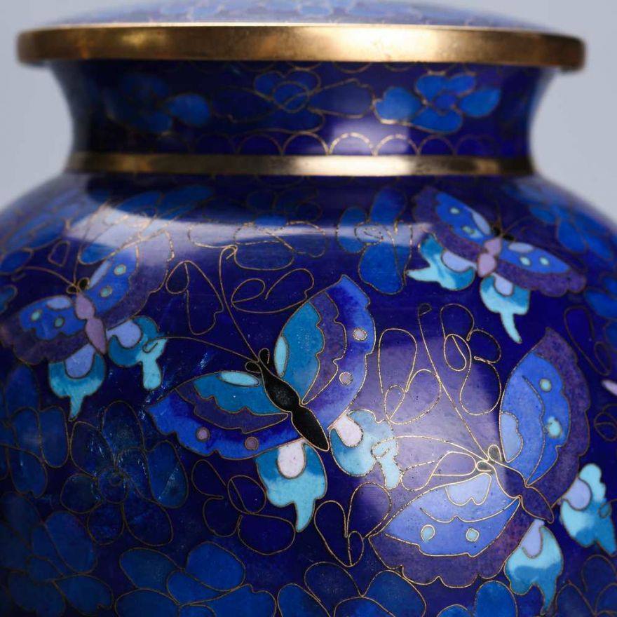 【即拍即得】景泰蓝花卉蝴蝶蓝色盖罐一对 - 拍卖