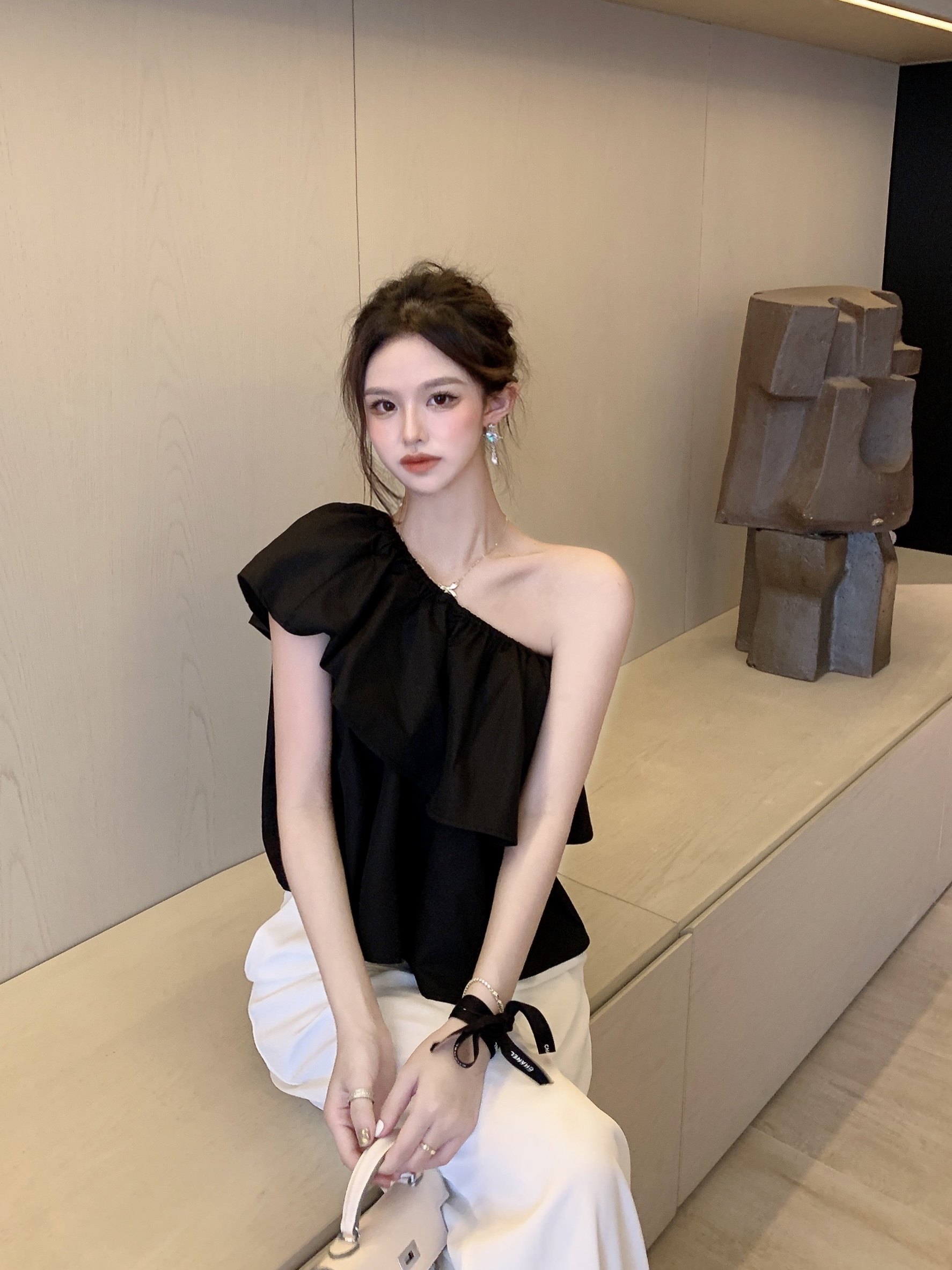 实拍 小心机斜肩性感露肩漏锁骨设计感小众单肩无袖上衣