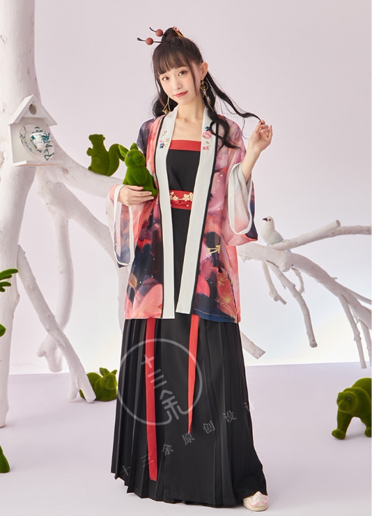 十三余西湖龙女红黑色宋制汉服出租 印花舒适百迭裙 闺蜜伴娘姐妹