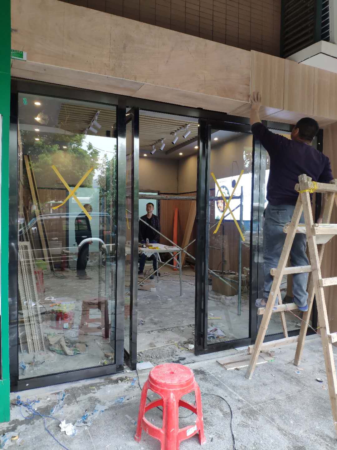 一折钢化玻璃门 无框_天成门业 有无框不锈钢钢化玻璃门定做 店铺面