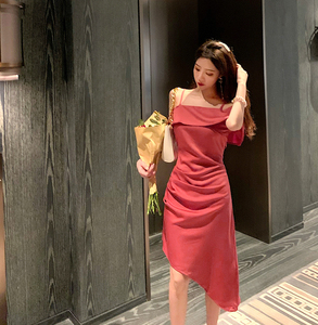 Spot ~ real video temperament Hong Kong flavor sexy irregular off shoulder pleats thin suspender dress