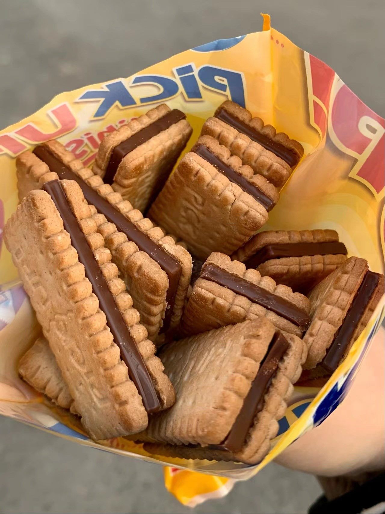 pickup巧克力夹心饼干百乐顺德国进口酥脆迷你小饼干年货袋装106g