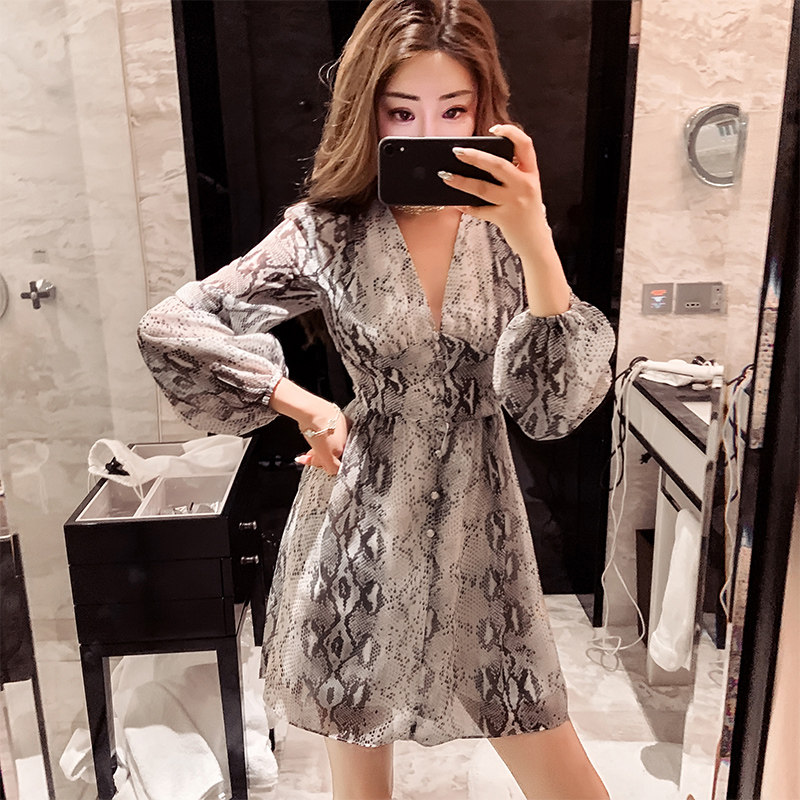 2019流行裙子度假印花小香风蛇纹显瘦雪纺有女人味的连衣裙闺蜜装