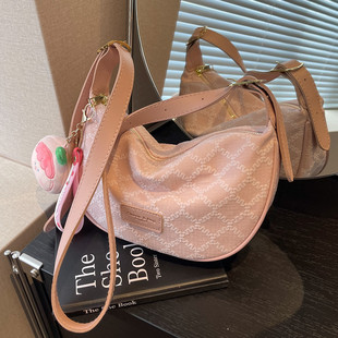 今年流行粉色小众包包女夏2024新款单肩斜挎包质感少女可爱饺子包