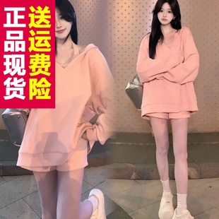 W319正品2024春季新款设计感小众粉色连帽v领卫衣女网红套装慵懒