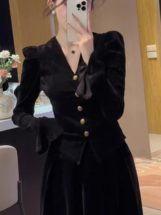 黑色V领丝绒打底衫长袖T恤女2024年春秋新款法式高级感喇叭袖上衣