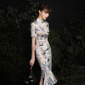 鱼尾裙旗袍少女图片