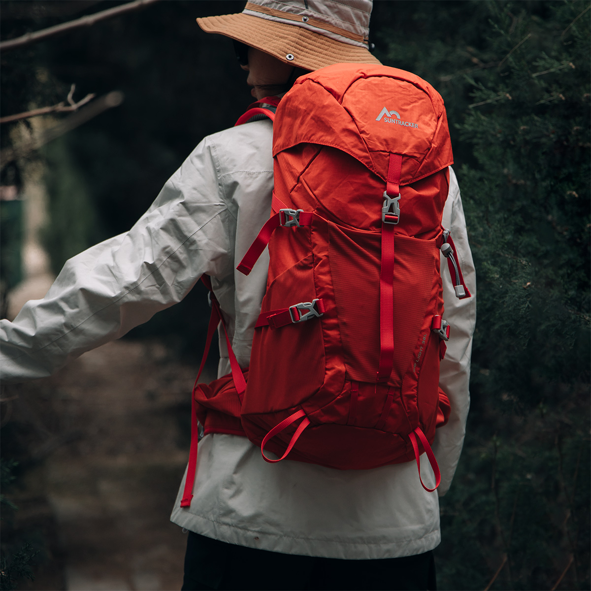 户外双肩背包登山徒步旅行轻量化背负系统透气背包28L支架包男女