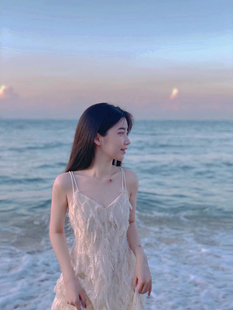 三亚海边沙滩裙女夏季2023新款高级感法式显瘦露背V领吊带连衣裙