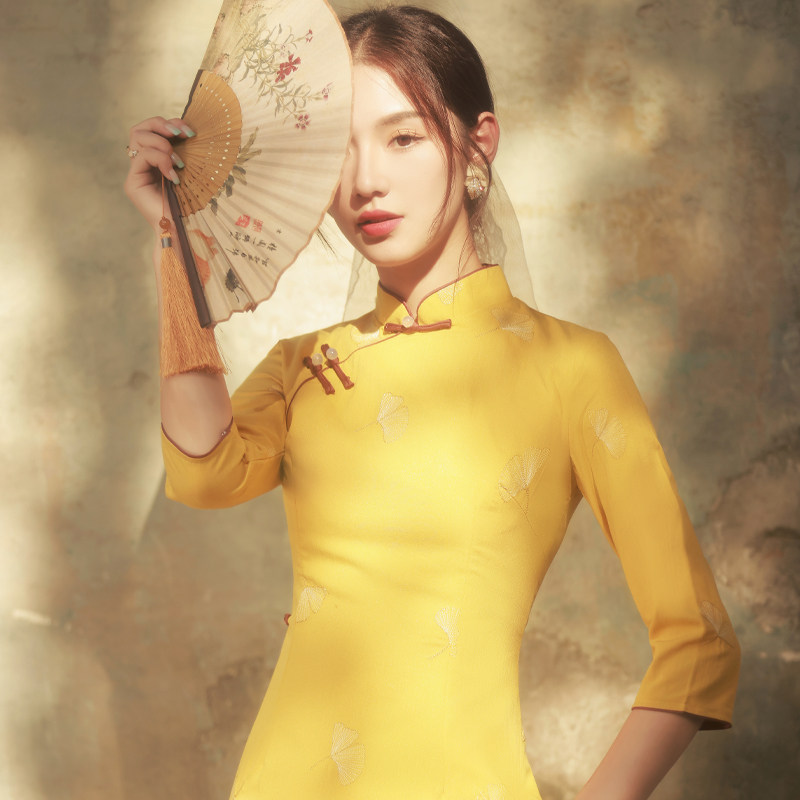 黄色旗袍2021年新款年轻款高端气质长袖改良复古中长款连衣裙女秋