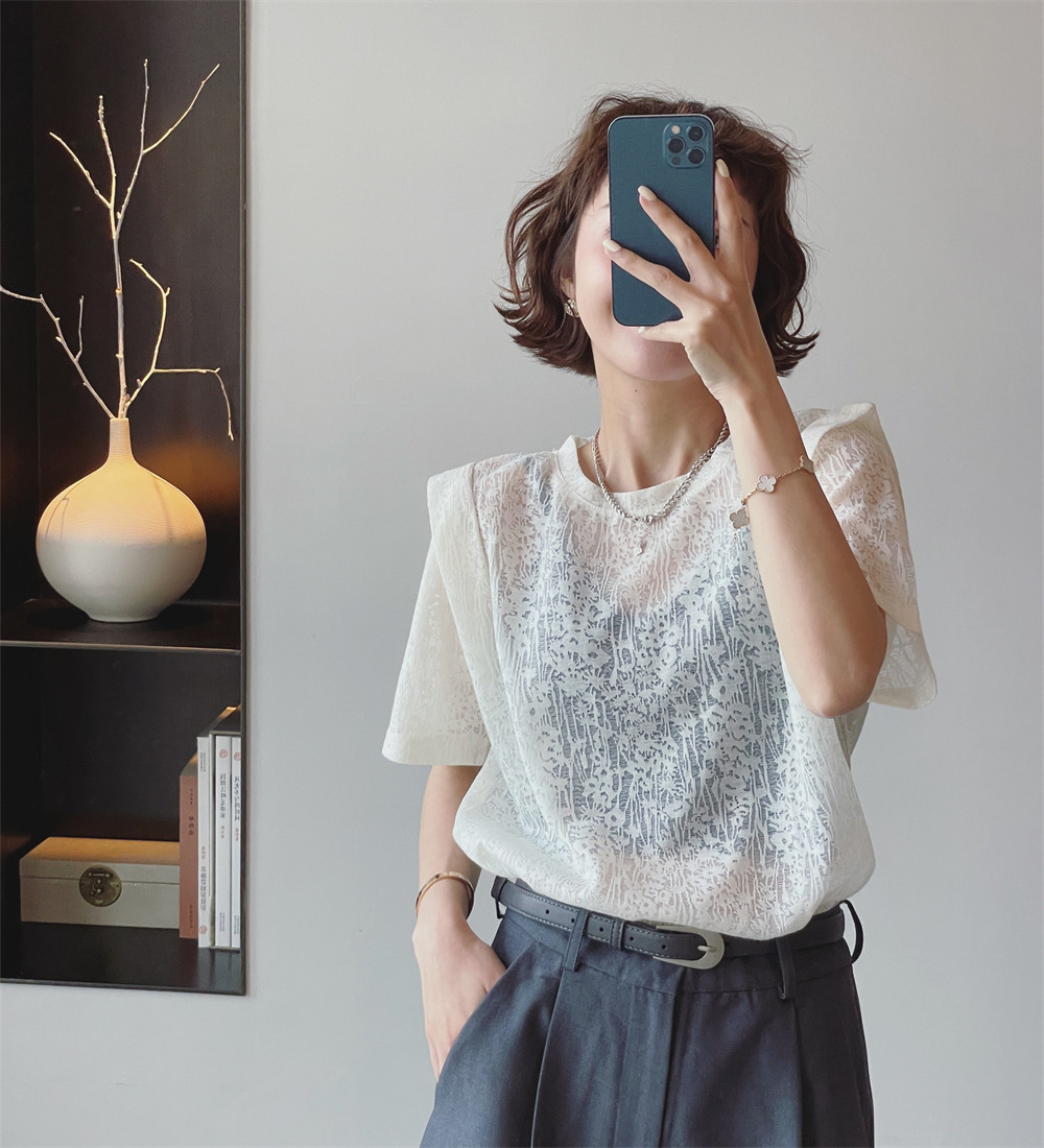 新品优惠券15元气质小女人飞飞袖蕾丝衫 洋气时尚透视