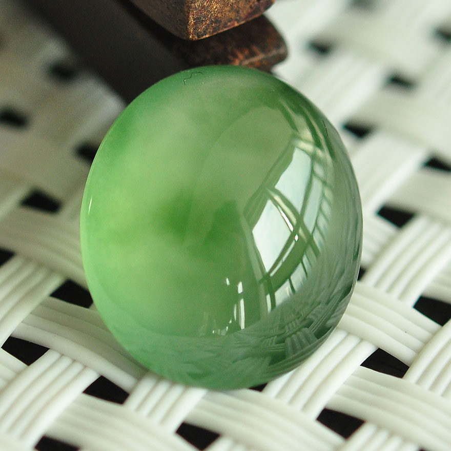 福茗翡翠~冰种a货淡绿起光大蛋面裸石 1.54g