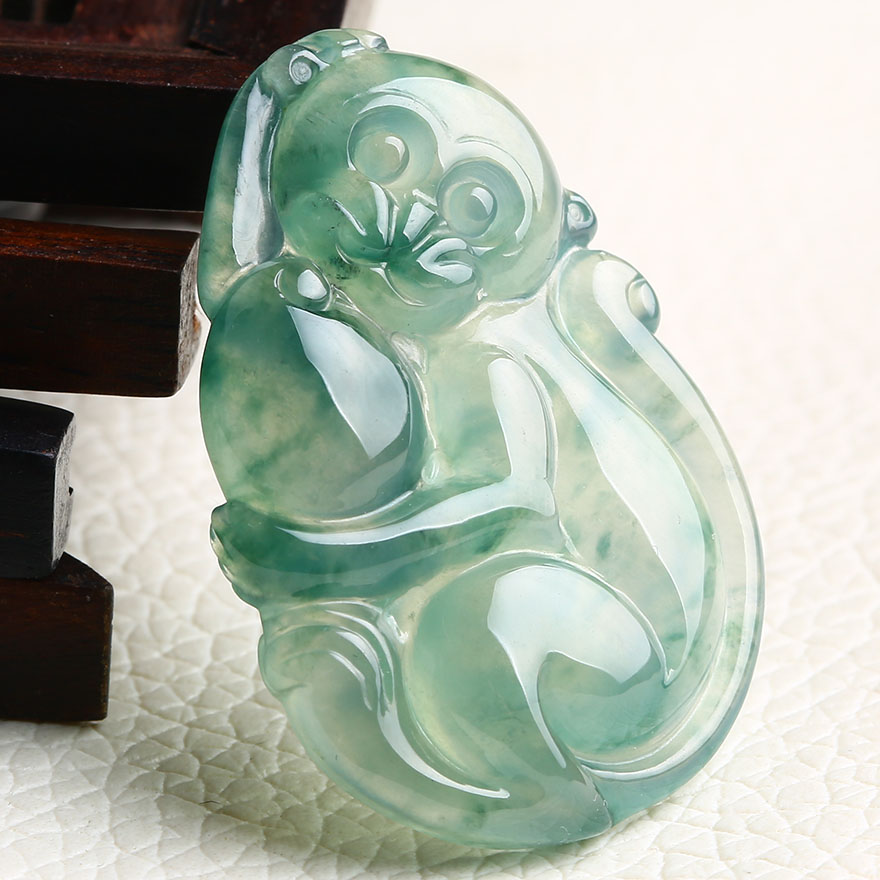 福茗翡翠~冰种a货淡绿飘花生肖猴--机灵可爱 6.32g