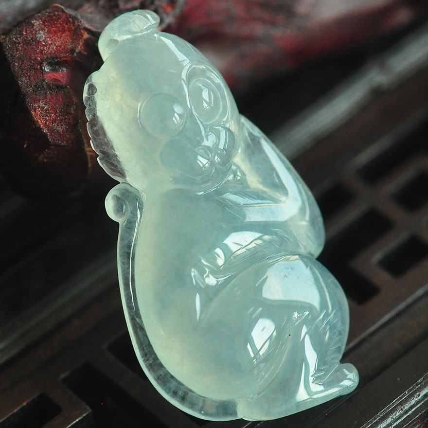 福茗翡翠~精品冰种a货淡绿起光生肖猴--机灵可爱 5.45g