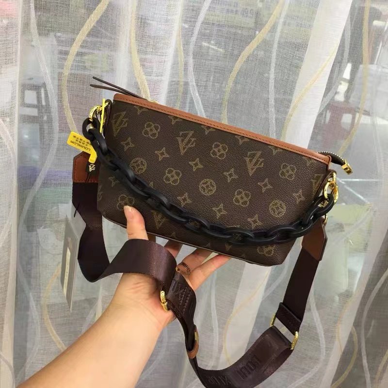 00折后价￥148路易希努尔新款高品质水桶包复古休闲时尚老花单肩斜