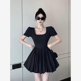 法式赫本风黑色连衣裙夏季新款小黑裙收腰显瘦短裙气质蓬蓬花苞裙