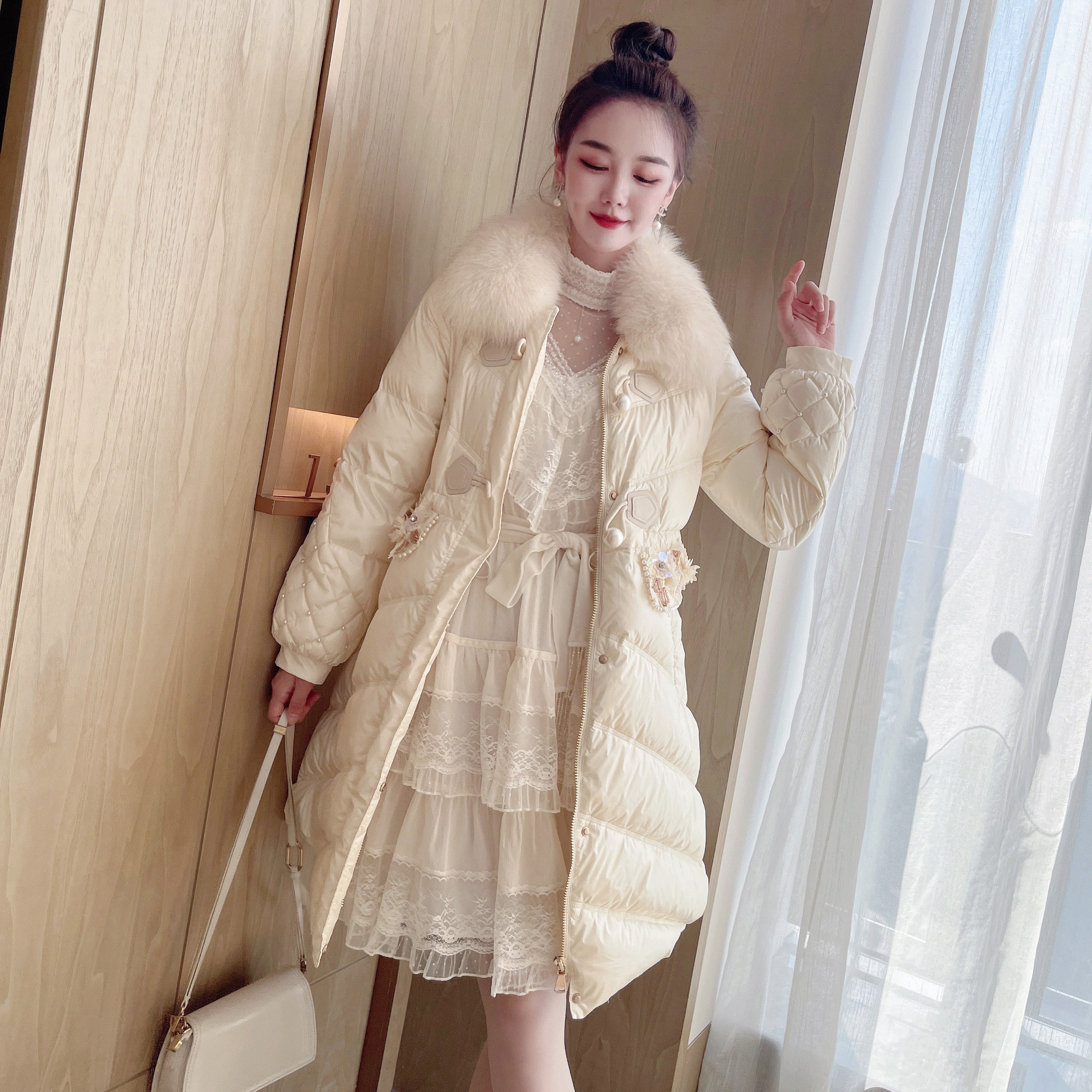 2021女冬装新a版狐狸毛领90白鸭绒手工钉珠抽绳保暖羽绒服铭美慧