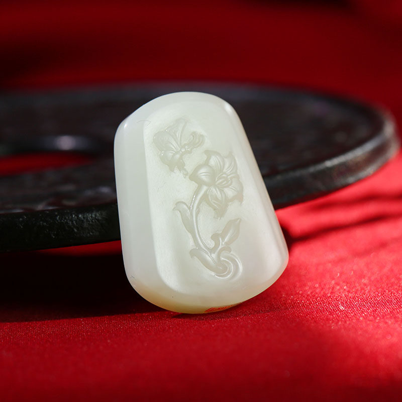 蒋宏利玉雕工作室出品 和田玉 典雅百合 挂件 15.91g