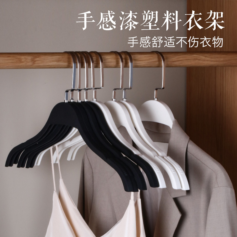 映鸿新款手感漆塑料衣架黑色宽服装店