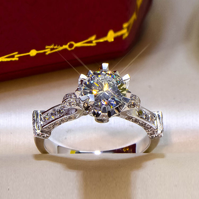 进口莫桑石pt950铂金花苞皇冠六爪奢华18k金群镶女款求婚订婚戒指