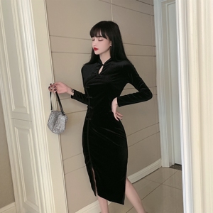 Retro improved cheongsam style waist closing and thin buttock wrapping solid color long sleeved long skirt velvet dress