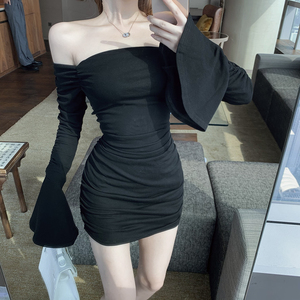 One line collar， off shoulder， flared sleeve， waist and buttocks， sexy fashion dress， female