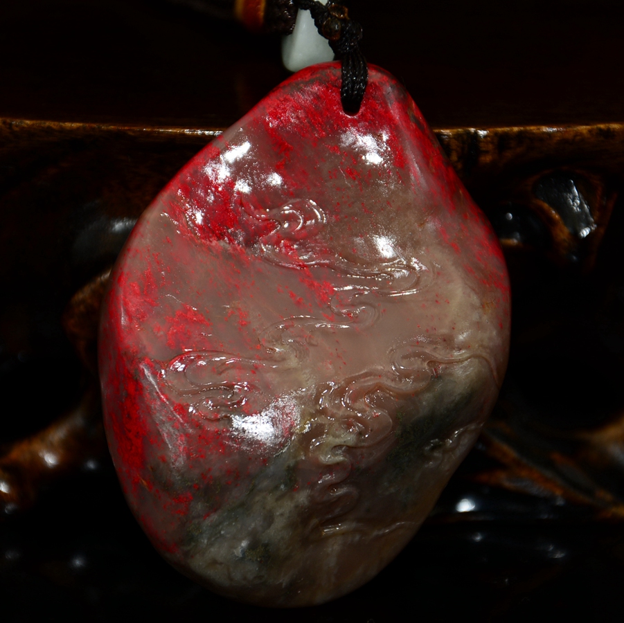 精品昌化冻地鸡血石把件 螭虎戏钱 重64.83克