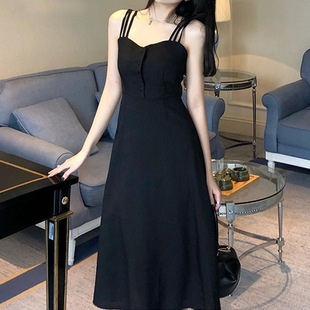 赫本风黑色吊带连衣裙女夏季2024新款小众收腰显瘦小个子中长裙