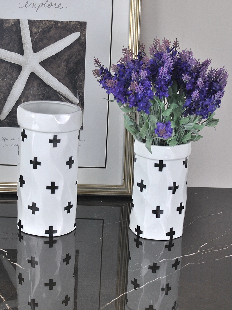 后现代创意北欧风格陶瓷皱褶白色柱形黑十字几何花瓶家居台面饰品