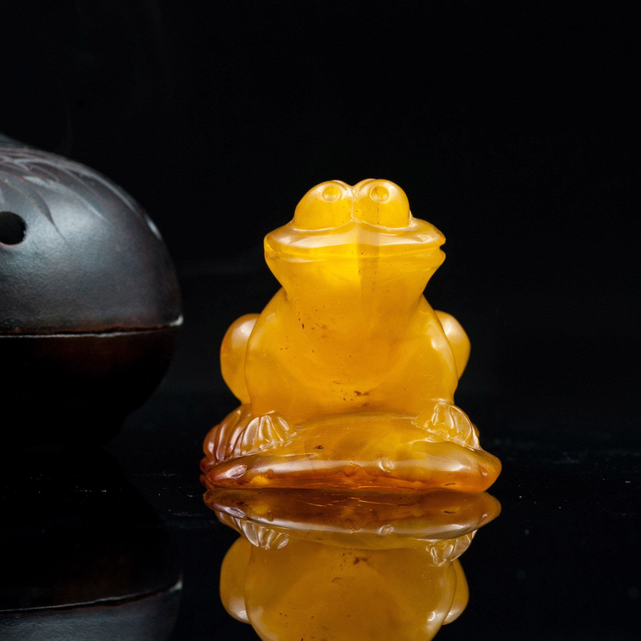 62.8419克精选天然极品老蜜蜡青蛙雕件