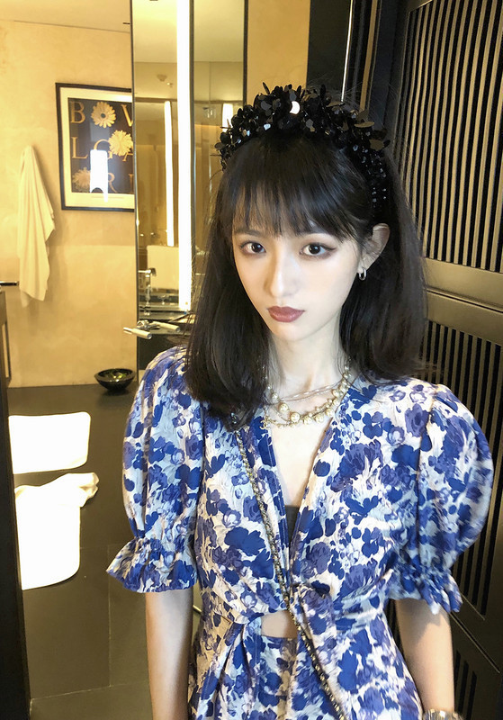 THEHANDLE/ Beverly Platinum blue sexy V. Floral skirt have cash less than that is registered in the accounts Show thin puff sleeve Dressin the Personalized custom/Design Services/DIY , Custom tooling, Cotton frock category - from Buy2taobao.com to provide professional Taobao agent buy service