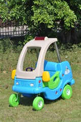 厂家直销塑料儿童脚踏车儿童消防车双人巡逻车宝宝玩具车儿童车
