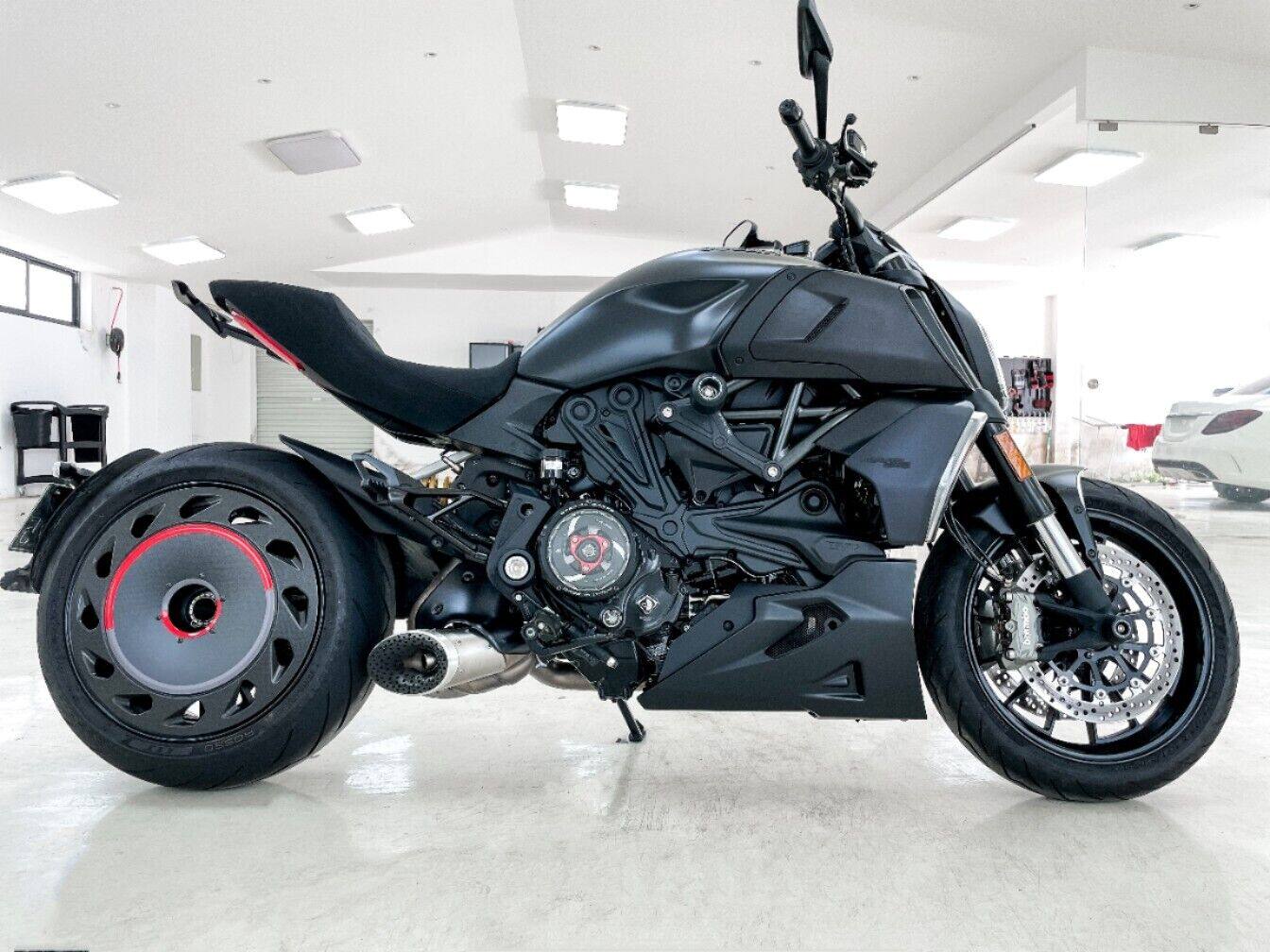 一折摩托车跑车四缸街车