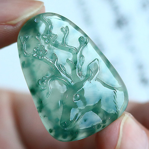 天然a货翡翠,冰种底色木那料鹿牌吊坠重9.26克