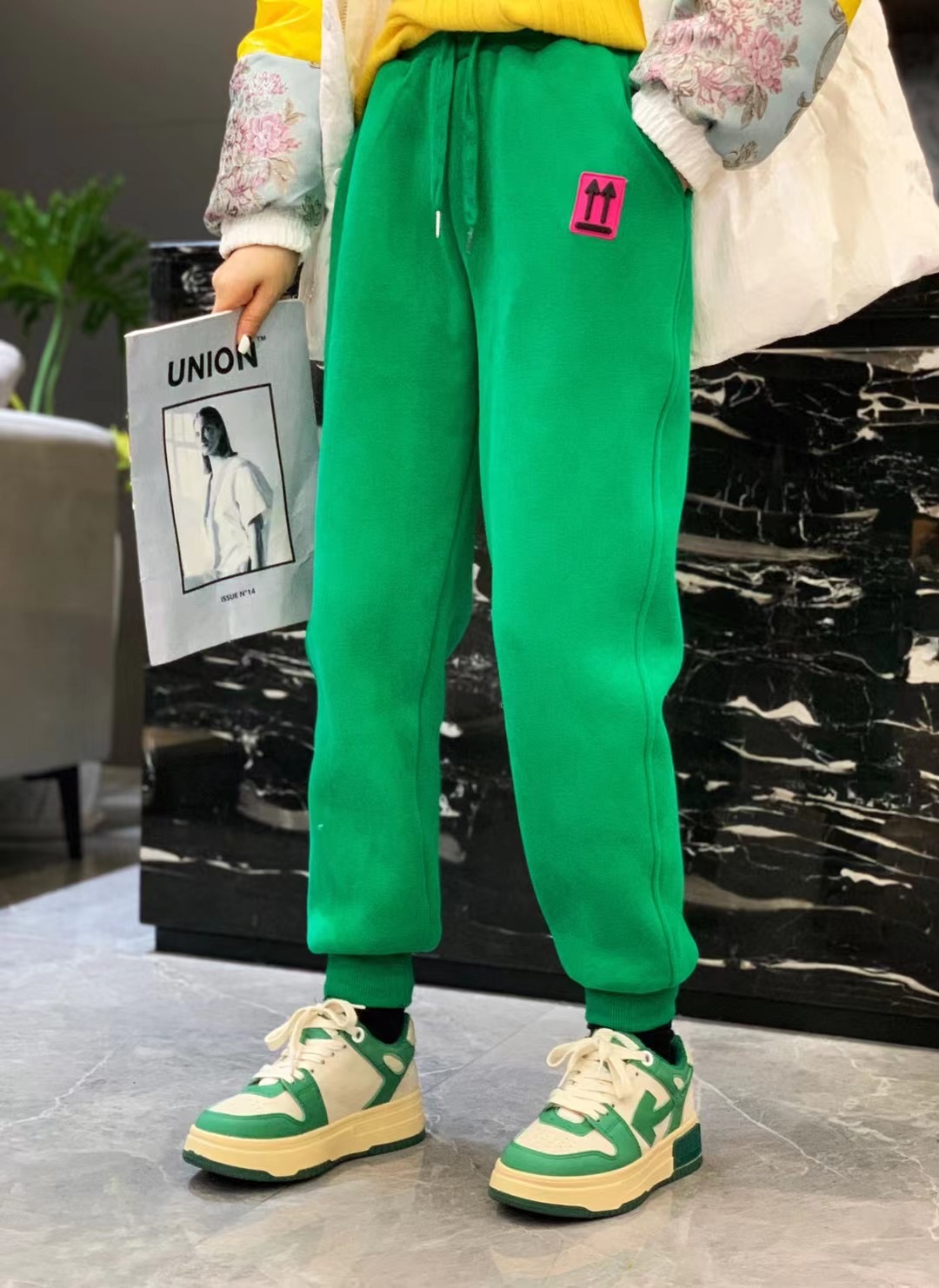 欧洲站2021冬季新款欧货松紧腰抽绳箭头贴标百搭显瘦加绒卫裤女