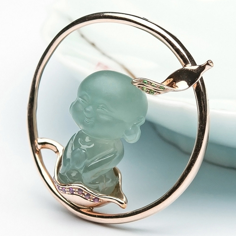 18k金伴钻红绿宝石镶嵌冰糯种翡翠小沙弥挂件7.9g