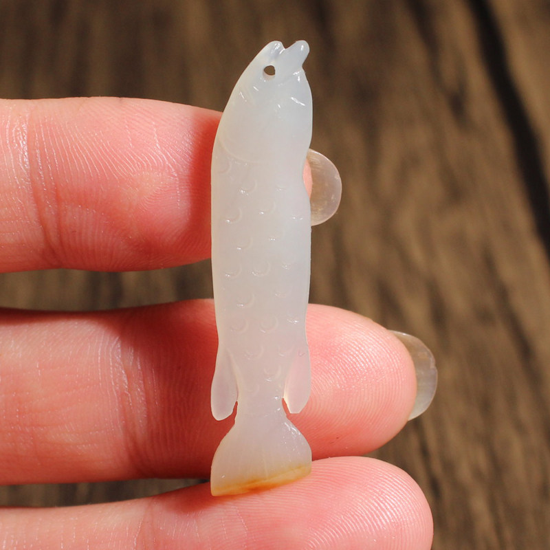 方言和田玉正品特惠新疆玉龙河挂金皮白玉籽料发财鱼吊坠挂件e