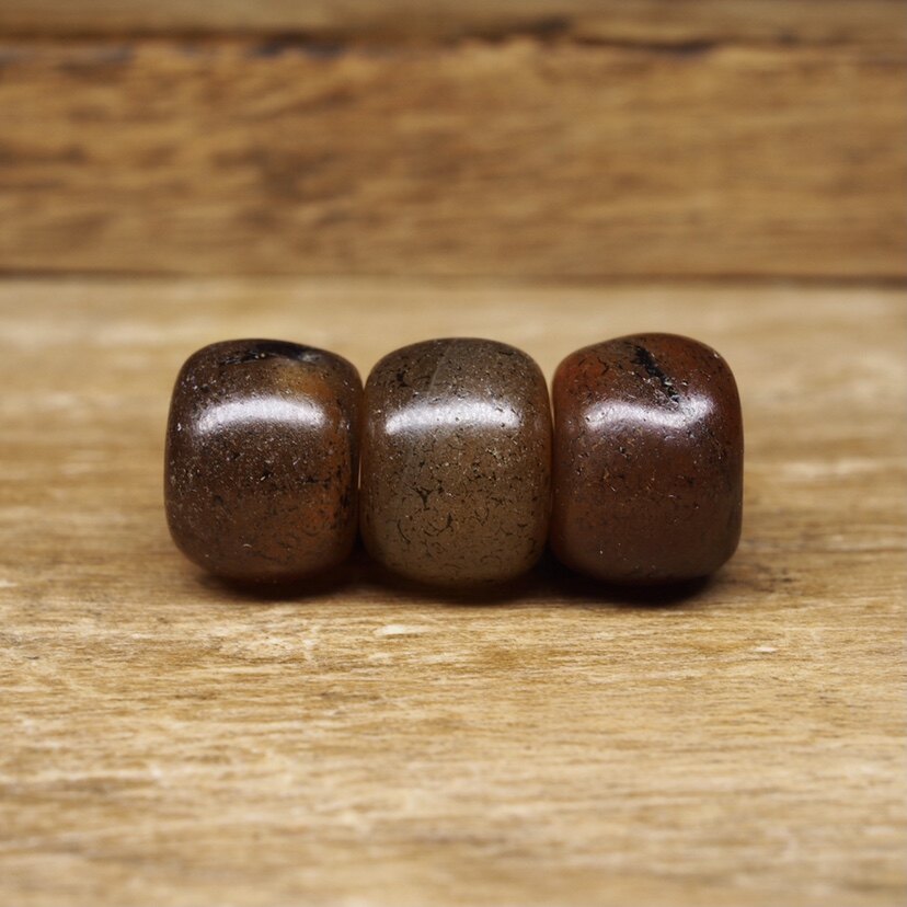 西亚百年浅灰色唐球糖玛瑙珠皮壳包浆熟美老珠子配饰老伤好价