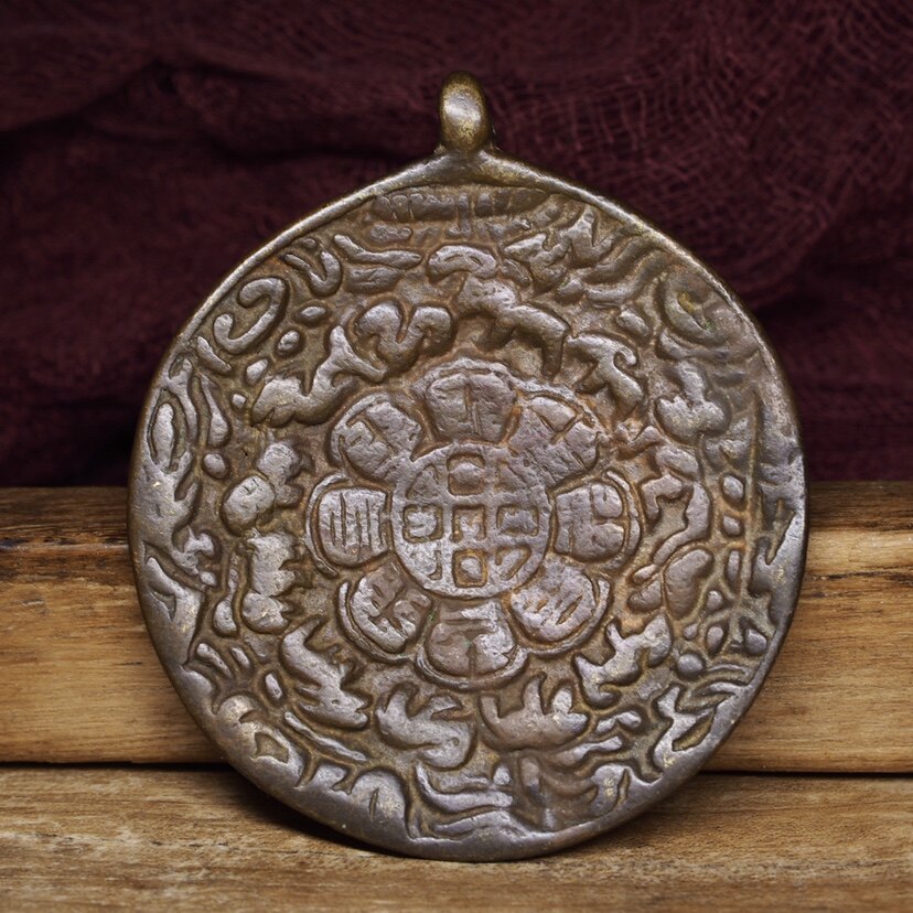 西藏几十年 紫利玛铜 莲花九宫八卦随身挂牌 皮壳包浆熟美 老配饰