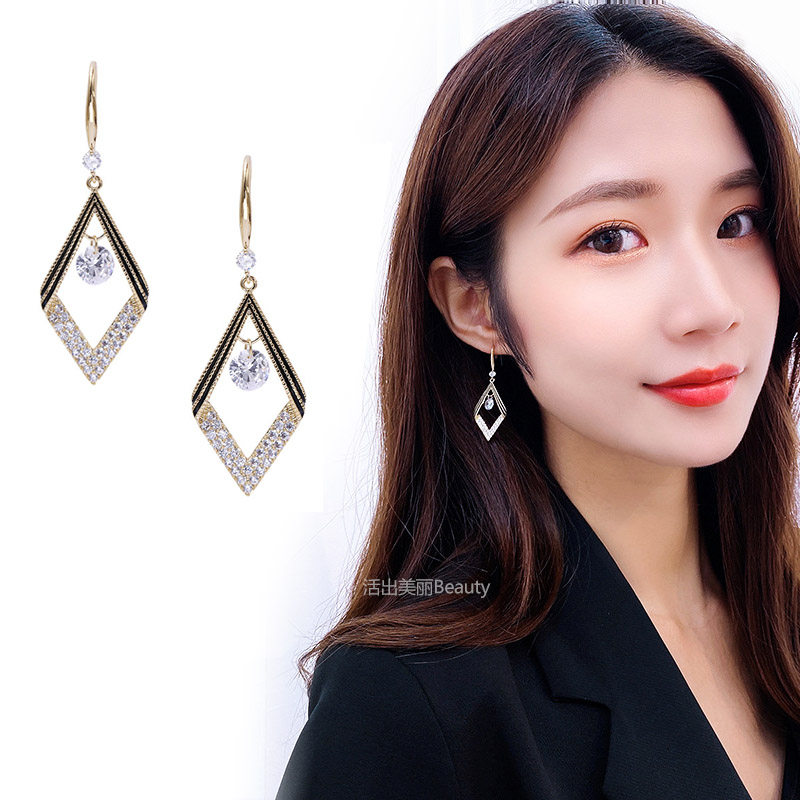 耳环搭配(耳环搭配衣服口诀)