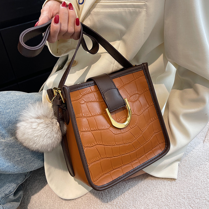 今年流行爆款小包包女包2021新款时尚秋冬ins小众单肩斜挎水桶包