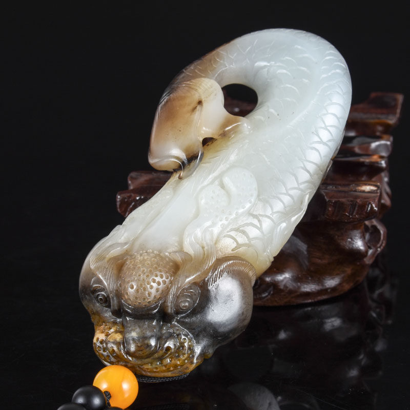 省级大师崔照乐雕刻作品 和田玉 龙鱼挂件 92.78g