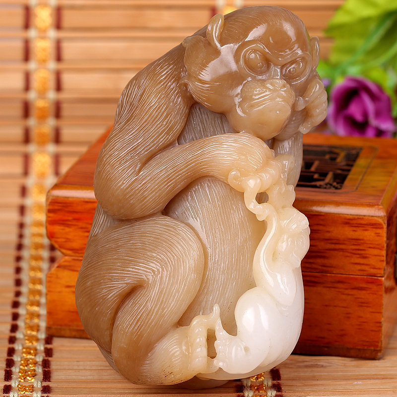 省级玉雕大师文军作品 和田玉糖白玉带子上朝手把件 429克