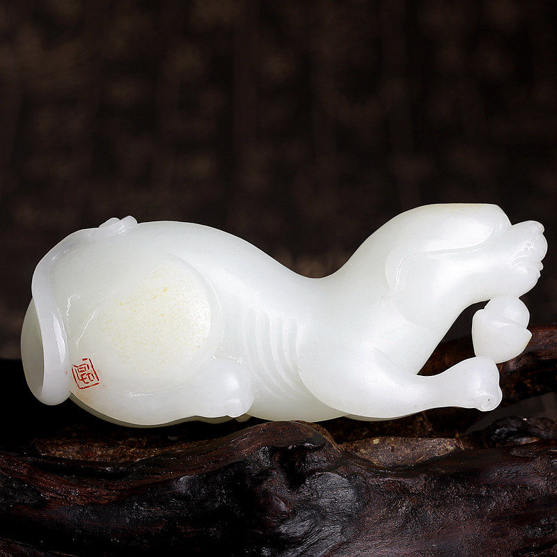 省级玉雕大师文军作品 和田玉羊脂生肖狗把件 163克
