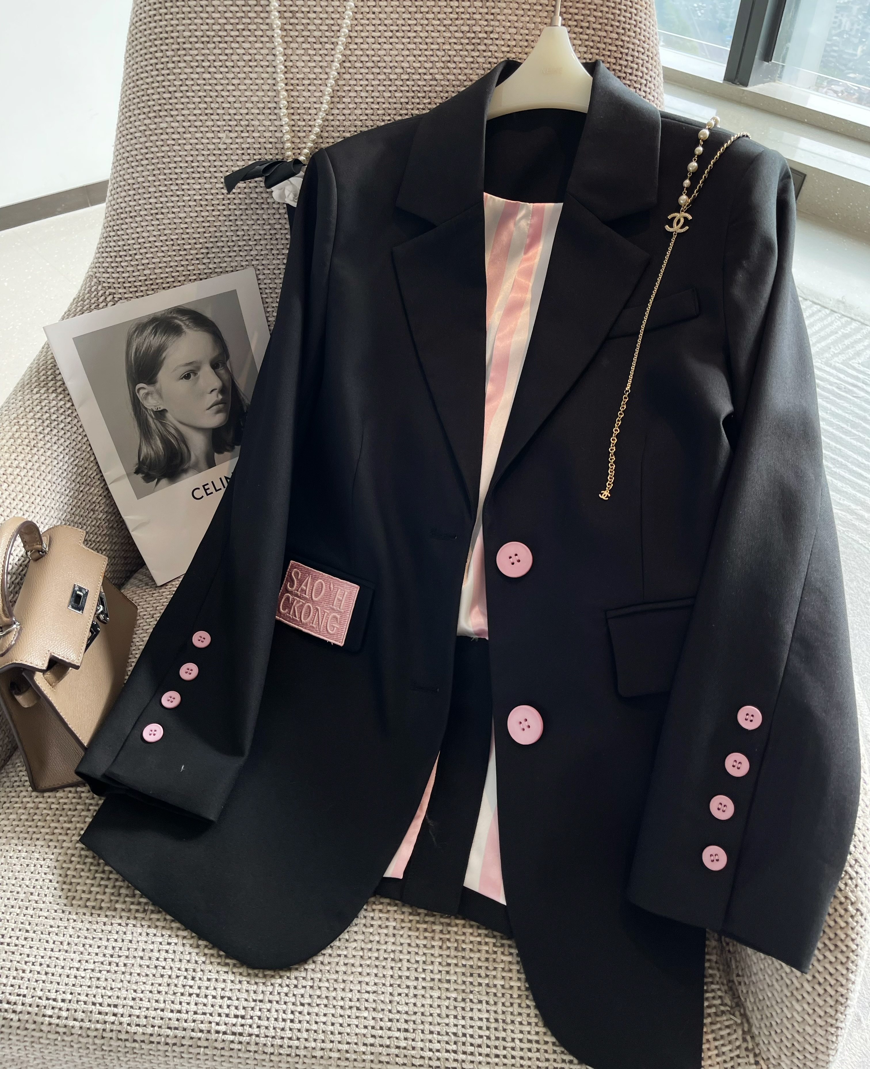 时髦黑色撞色纽扣西装外套女2023春装新品韩版百搭徽章高级感西服