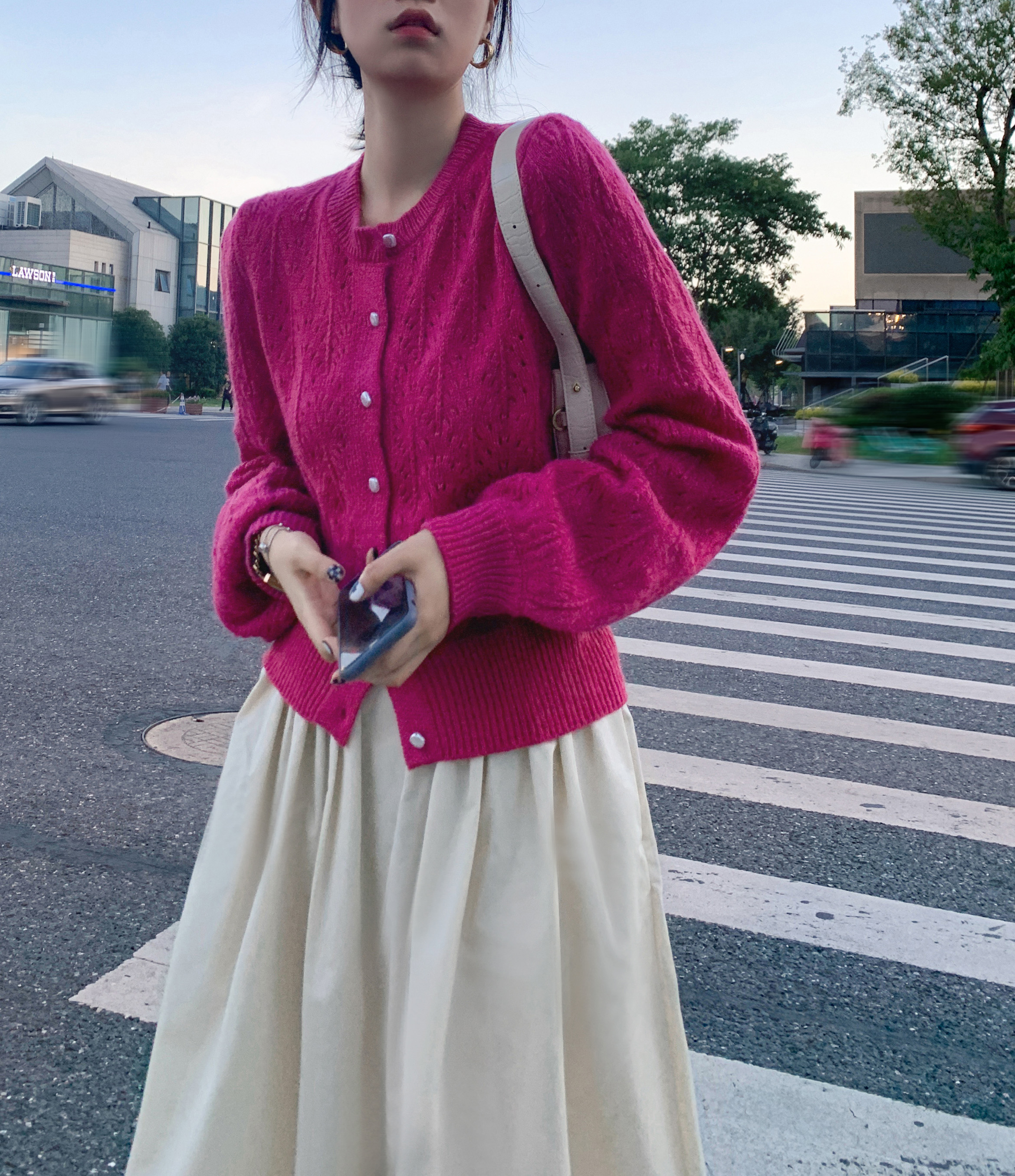 pinkeen2022春秋新火龙果色珍珠扣撞色气质圆领针织开衫毛衣上衣