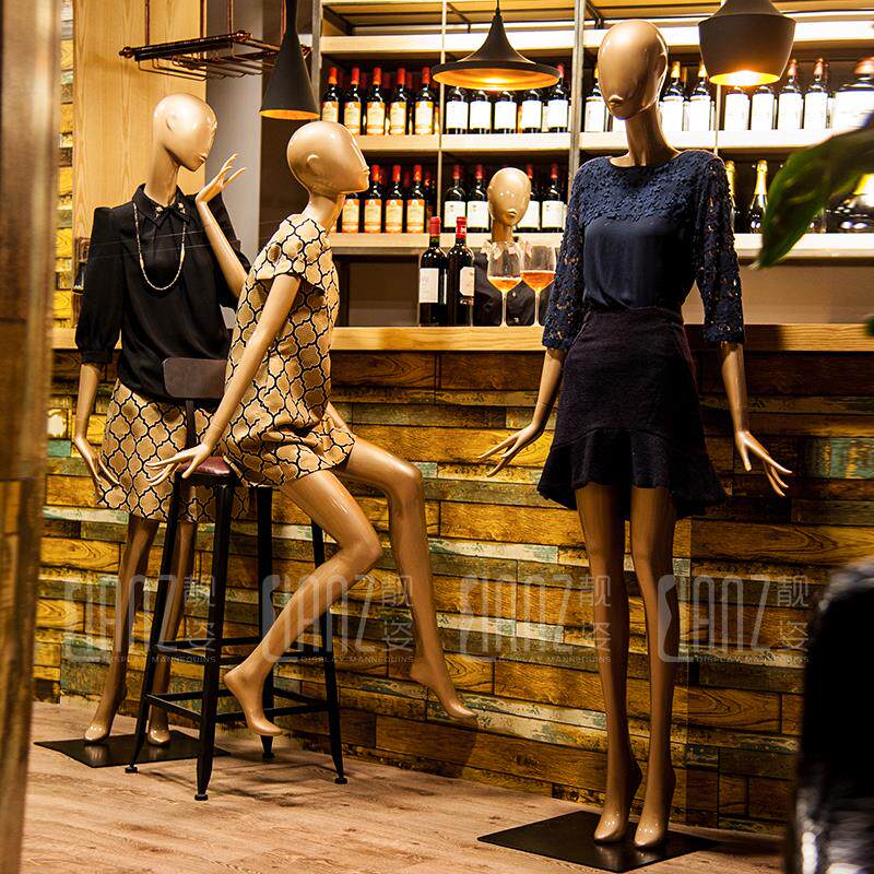 靓姿女服装店全身站坐姿模特道具橱窗模特香槟金场景道具陈列展架